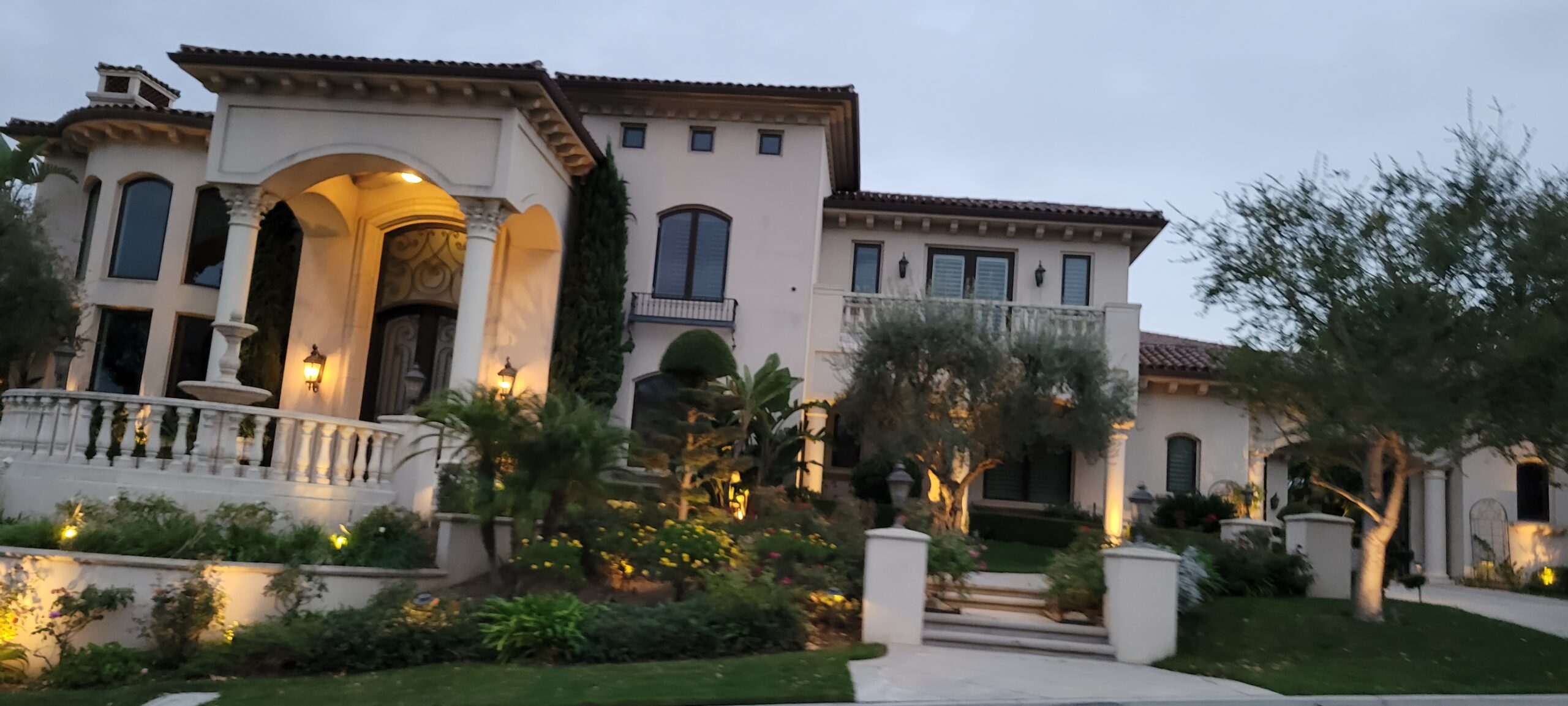 Window Cleaning and window washing image of a home in Corona, CA